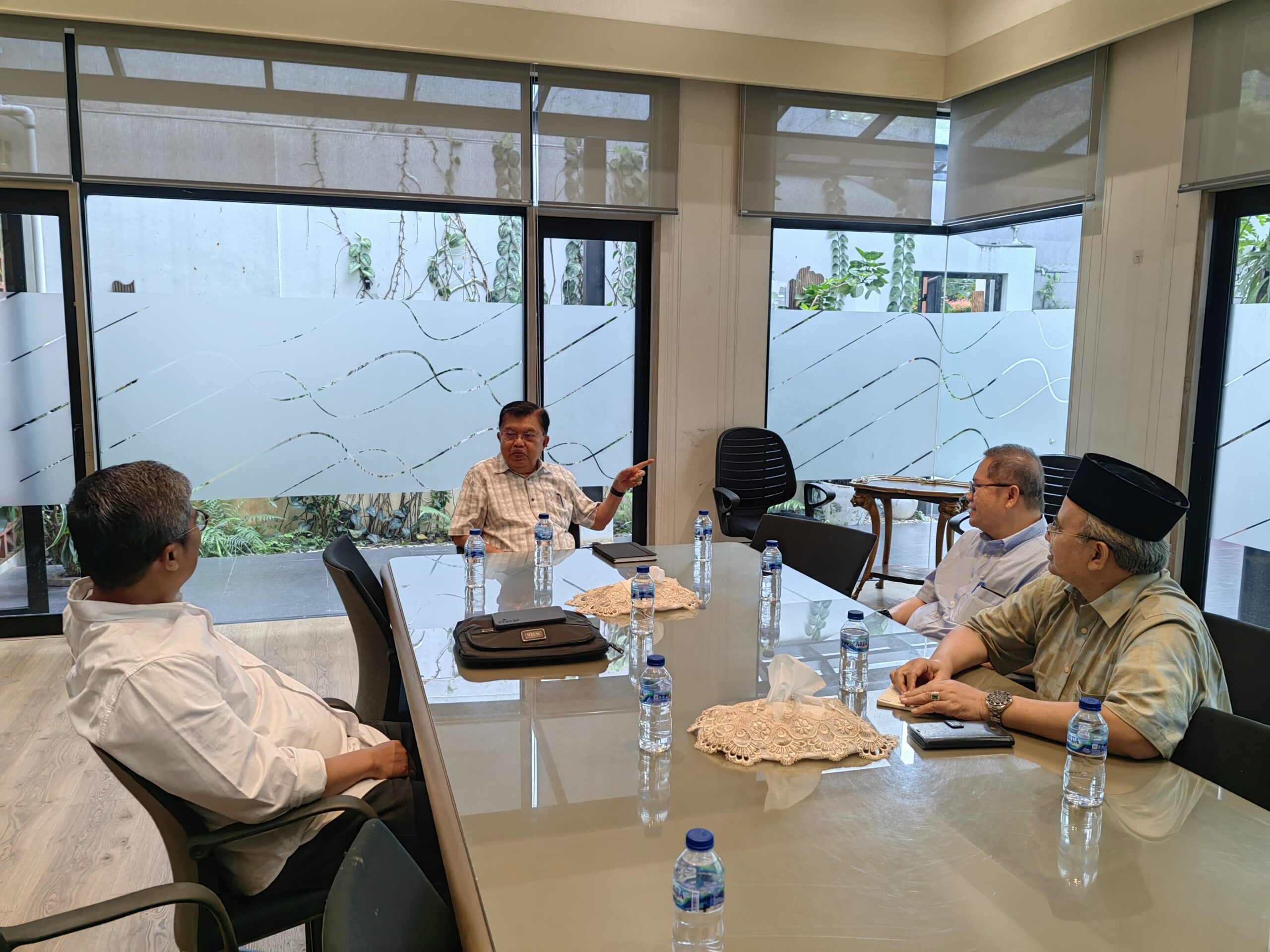 Ketua Umum Dewan Masjid Indonesia (DMI) Jusuf Kalla (JK) Saat Rapat Terbatas Dengan Sejumlah Pengurus Terkait Pemulihan Gaza Dengan Bangun 10 Masjid