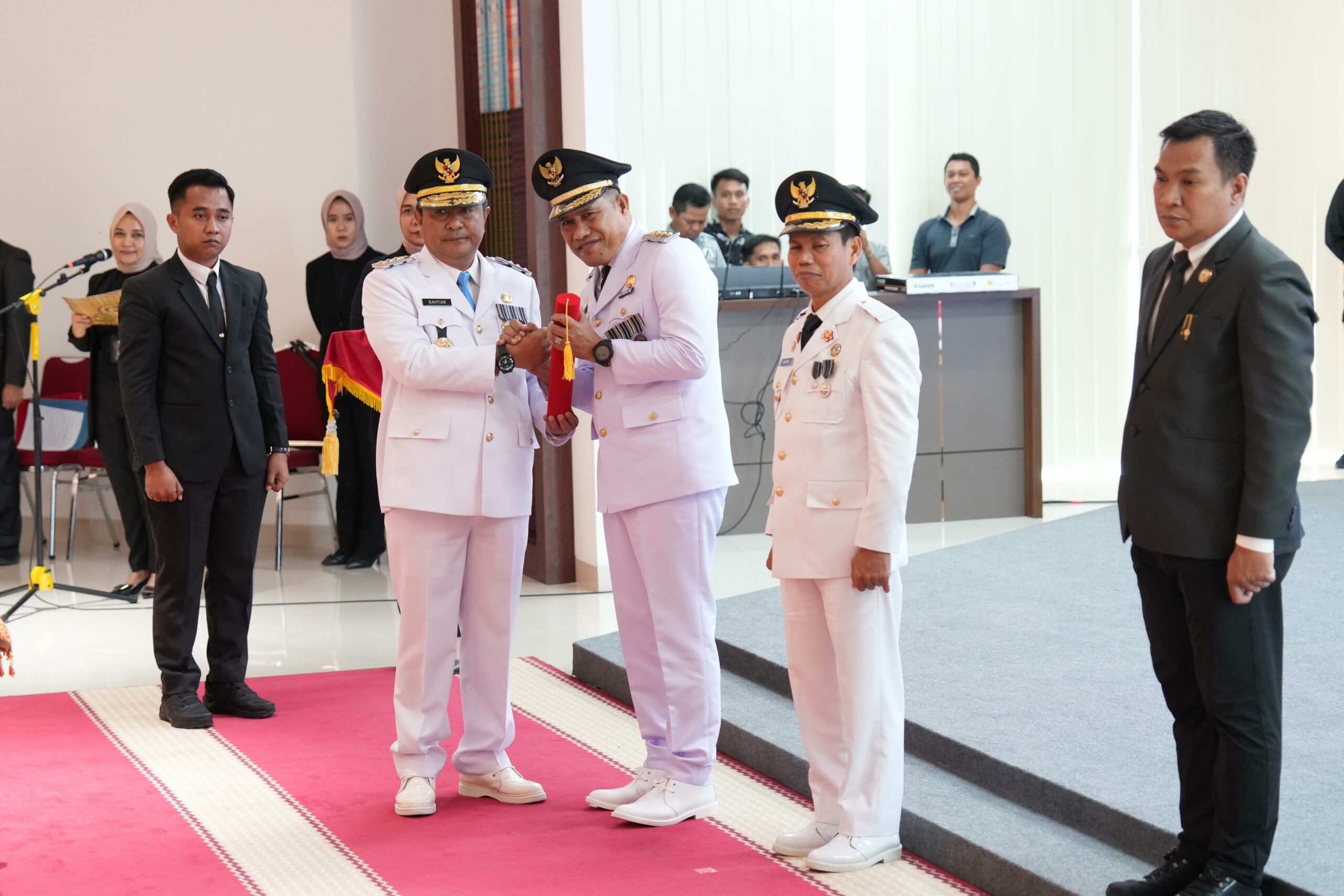 PJ Gubernur Bahtiar Baharuddin Saat Melantik Muhammad Hamzih Sebagai PJ Bupati Polman