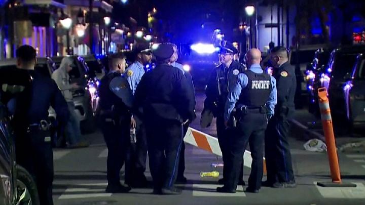 Polisi Berjaga di Lokasi Kejadian Truk Menabrak Krerumunan Massa Saat Malam Tahun Baru di New Orleans