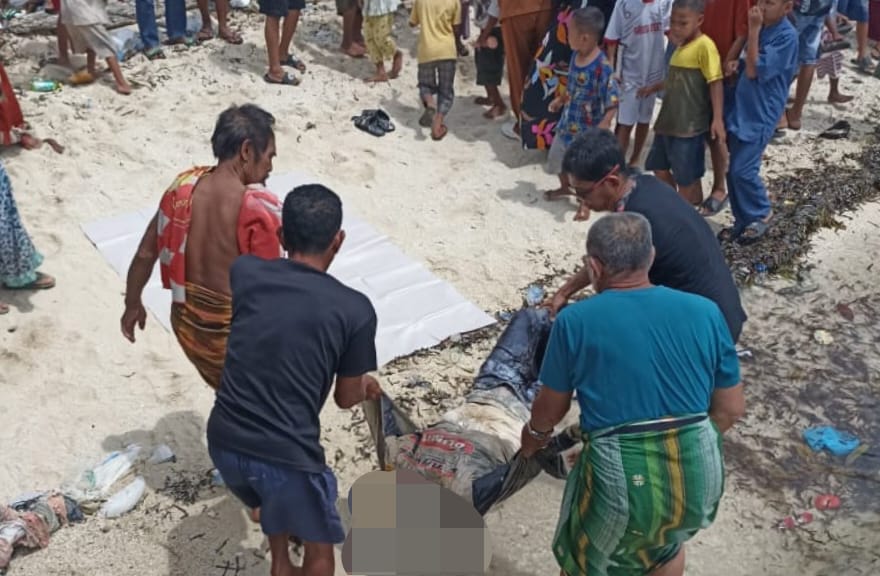 Warga Saat Evakuasi Mayat Laki Laki Tanpa Kepala di Selayar
