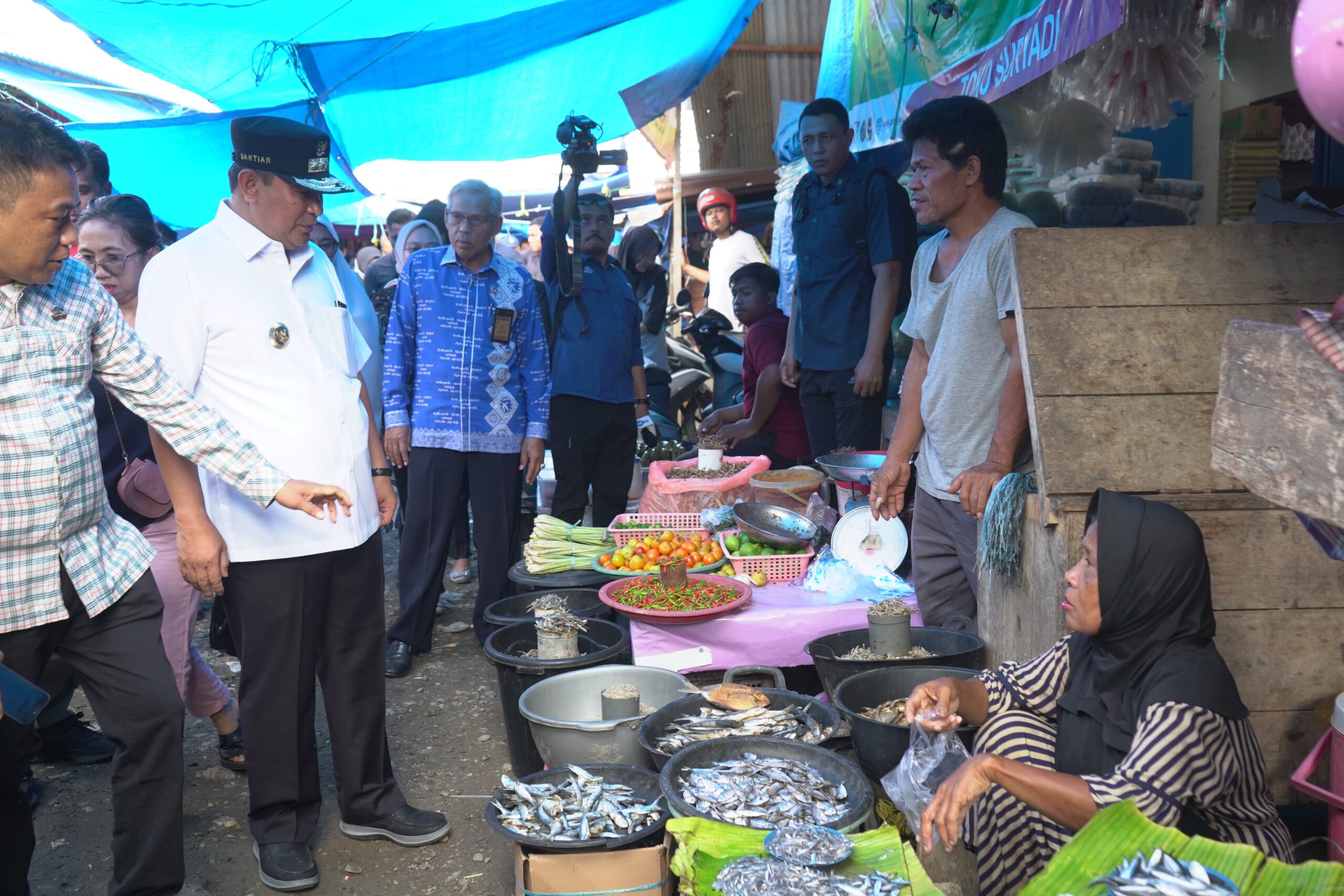 Pj Bahtiar Kunjungi Pasar Tradisional di Mamuju, Pastikan Harga Pangan dan Elpiji Terjangkau