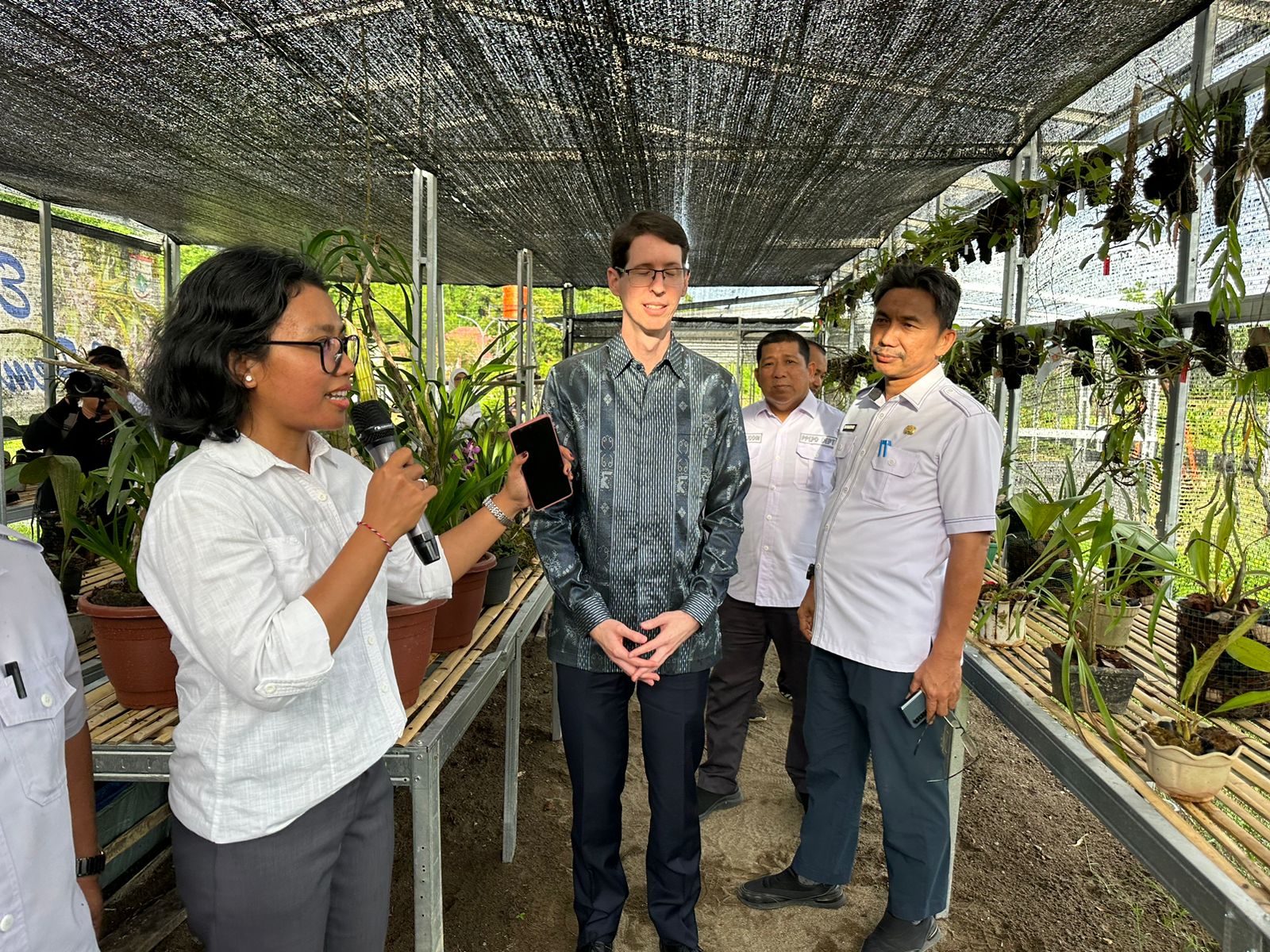 Pemprov Sulbar Dampingi Konsul Australia dan Mahasiswa Saat Kungjungi Estalase Anggrek