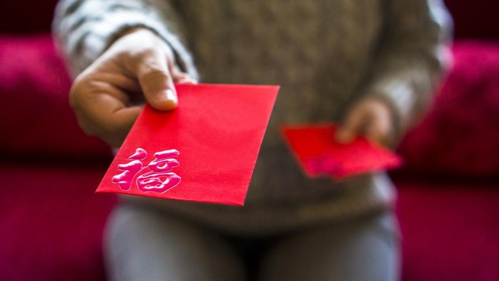 apa makna angpau saat imlek sejarah dan cara pemberiannya 1 169