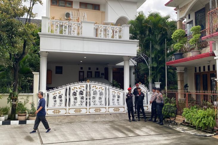 digeledah kpk rumah hasto kristiyanto di bekasi dijaga ketat polisi xkh