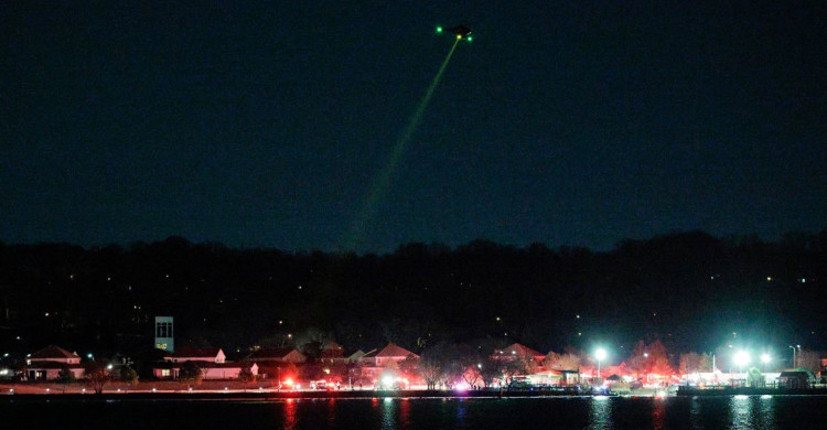 Helikopter Black Hawk Tabrakan dengan Pesawat Komersial di Bandara AS