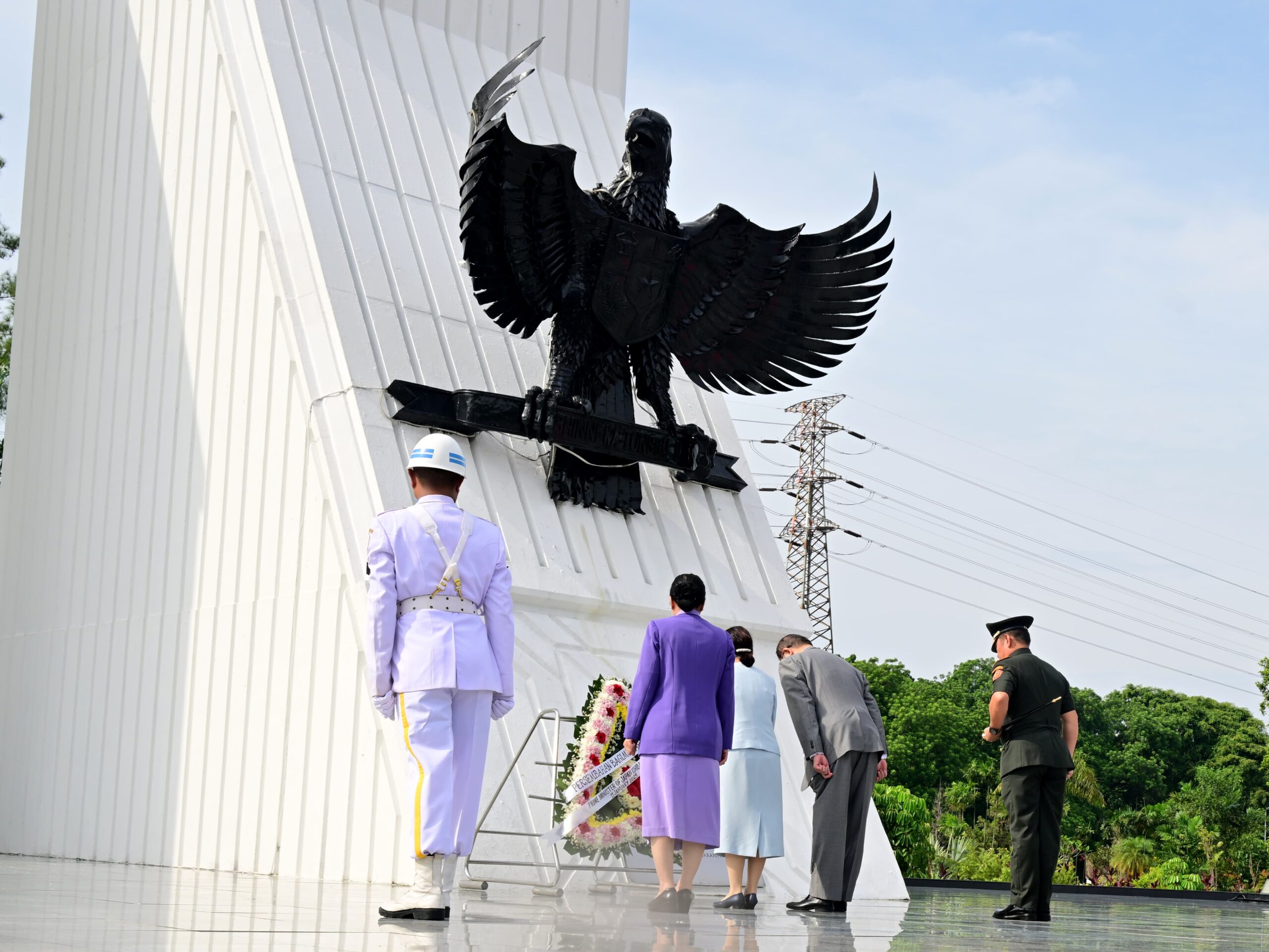 pm jepang ishiba shigeru lakukan penghormatan di taman makam pahlawan kalibata 11012025 123300