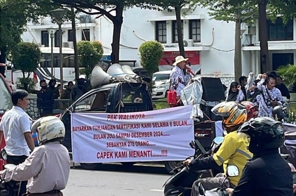Aliansi Guru Sertifikasi Makassar Gelar Pawai dan Orasi di Depan Kantor Wali Kota Makassar Buntut Tunjangan Sertifikasi Dari Bulan Juli Sampai Desember 2024 Belum Terbayarkan