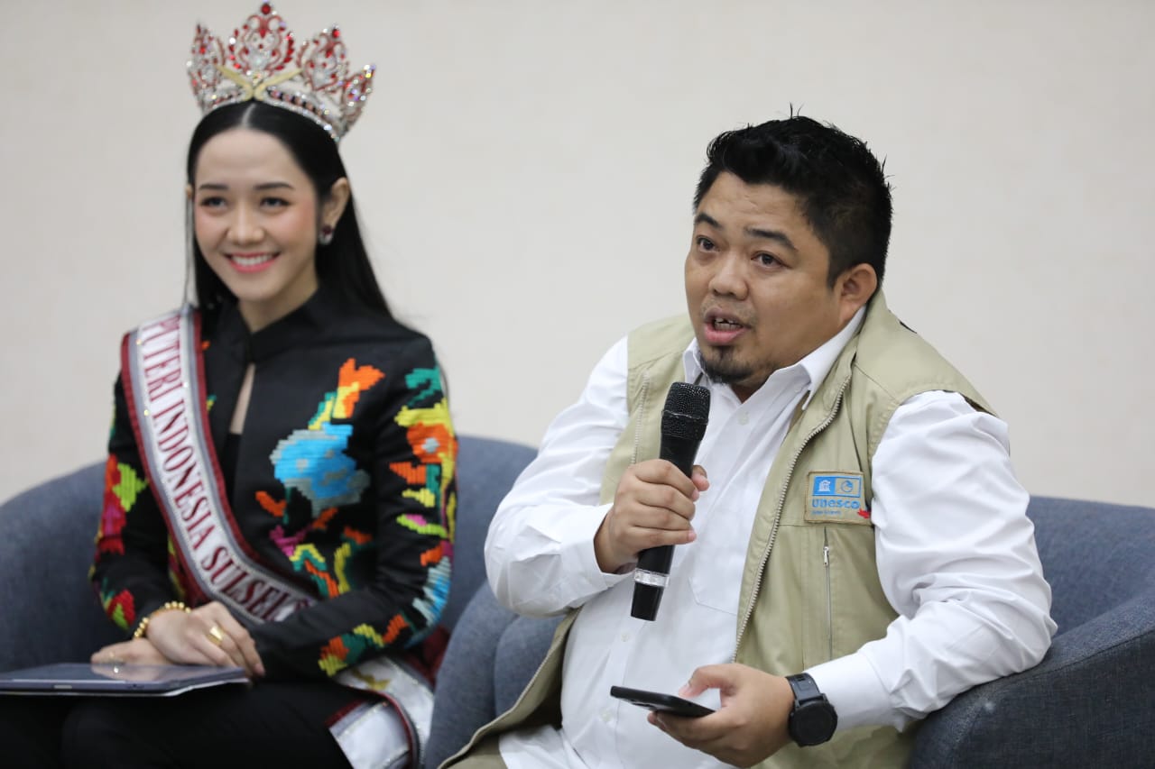 Dedy Irfan Bachri Selaku General Manager Maros-Pangkep UNESCO Global Geopark Bersama Puteri Indonesia Sulawesi Selatan 2025, dr. Andi Adriana Rumpang Dedy Irfan Bachri Selaku General Manager Maros-Pangkep UNESCO Global Geopark Bersama Puteri Indonesia Sulawesi Selatan 2025, dr. Andi Adriana Rumpang, (Dok. Poltekpar Makassar).