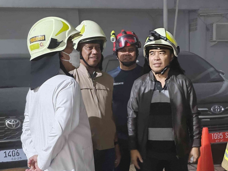 Karo Humas Kementerian Agraria dan Tata Ruang/Badan Pertanahan Nasional (ATR/BPN), Harison Mocodompis Saat Meninjau Lokasi Kebakaran Bersama Menteri ATR/BPN, Nusron Wahid.