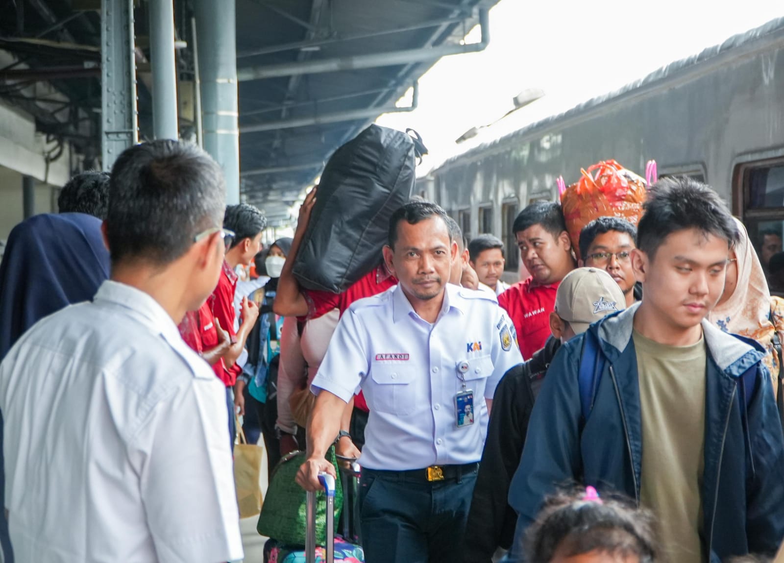 Bentuk Permohonan Maaf Kepada Penumpang KA, 200 Pegawai di Daop 1 Jakarta Turun Langsung Jadi Porter