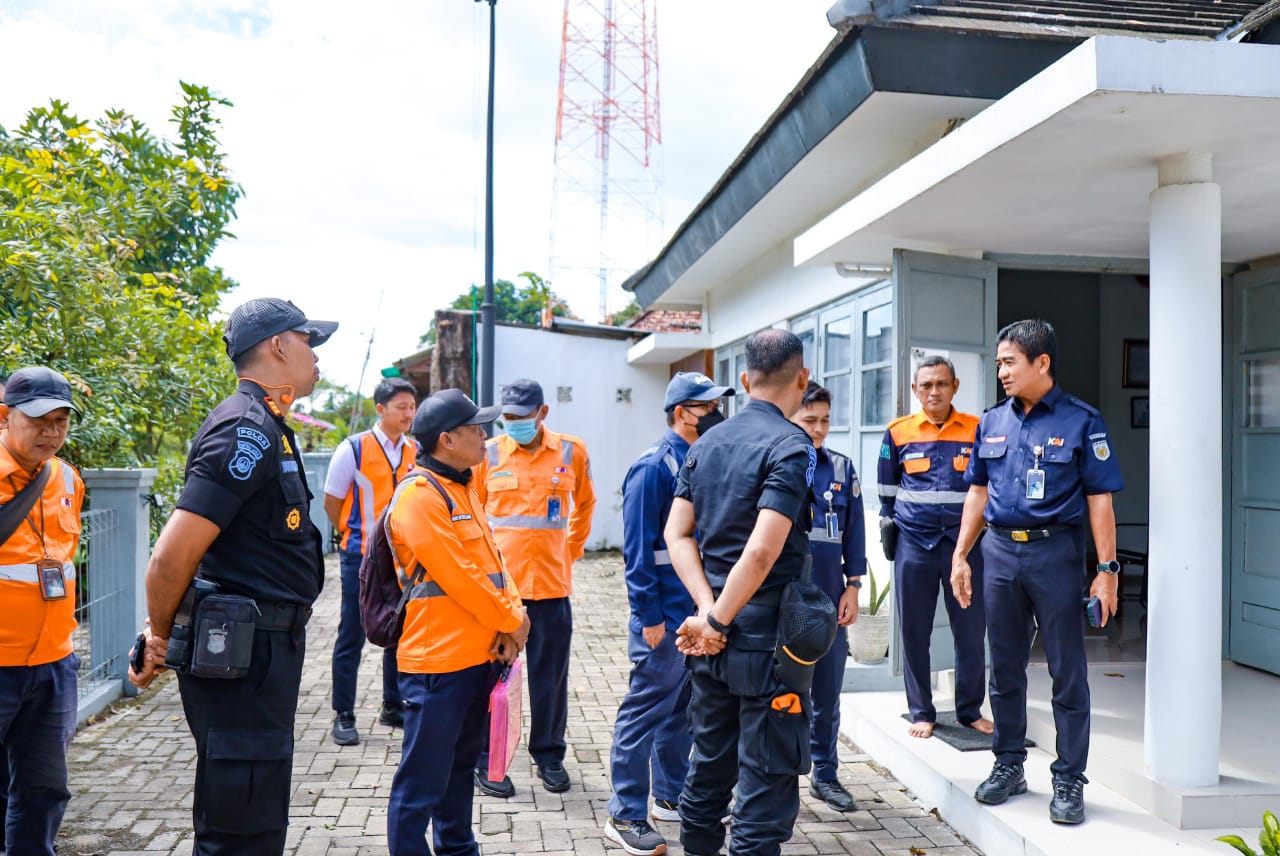 Bersama Pemkot Serang, KAI Daop 1 Jakarta Lakukan Penertiban Kios di Kawasan Taman Sari