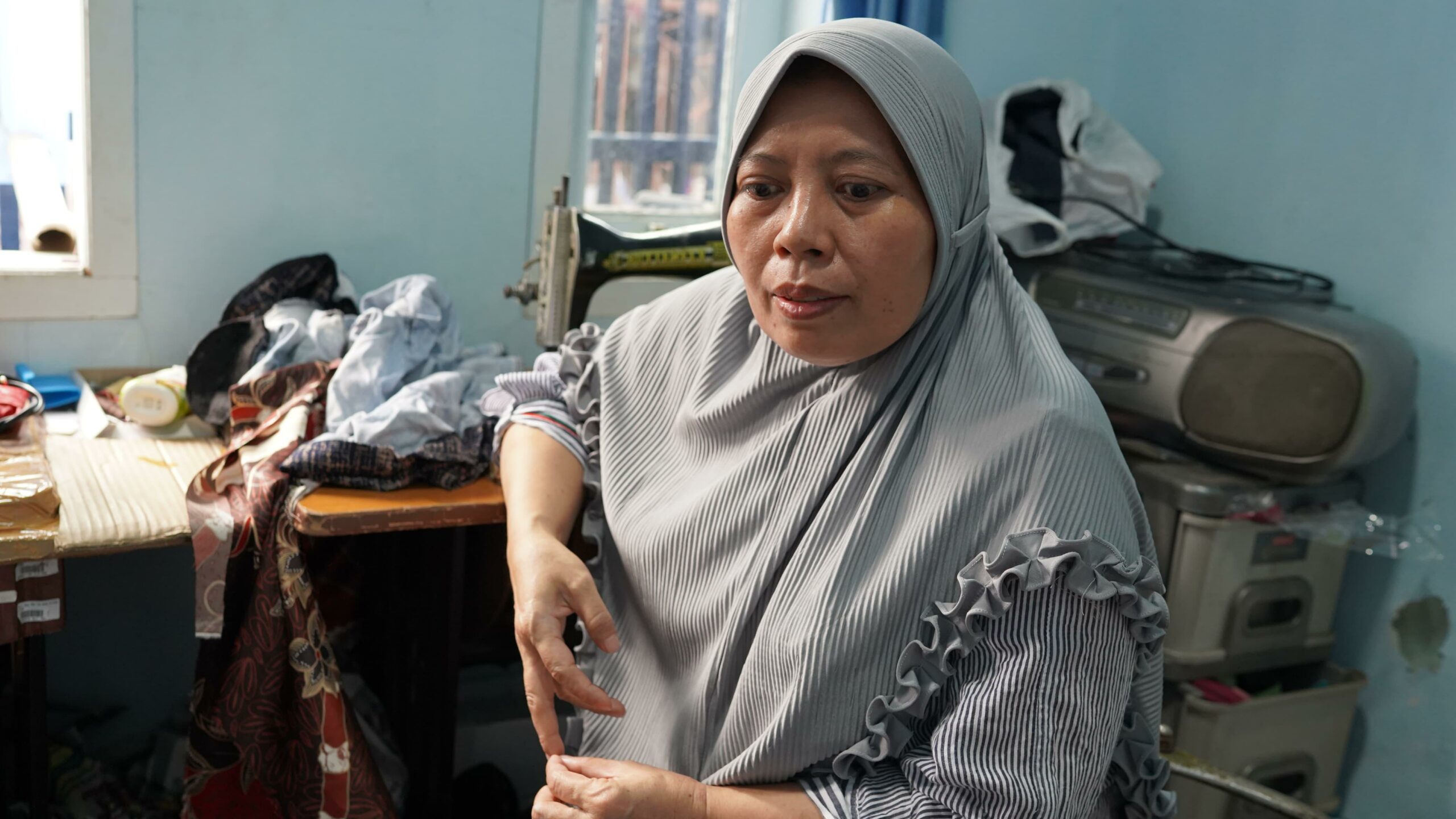 Marham (20) Pelanggan 900 VA Warga Kota Makassar Yang Berprofesi Sebagai Tukang Jahit Tersebut Mengucapkan Terima Kasih Kepada Pemerintah dan PLN Atas Diskon Tarif 50 Persen