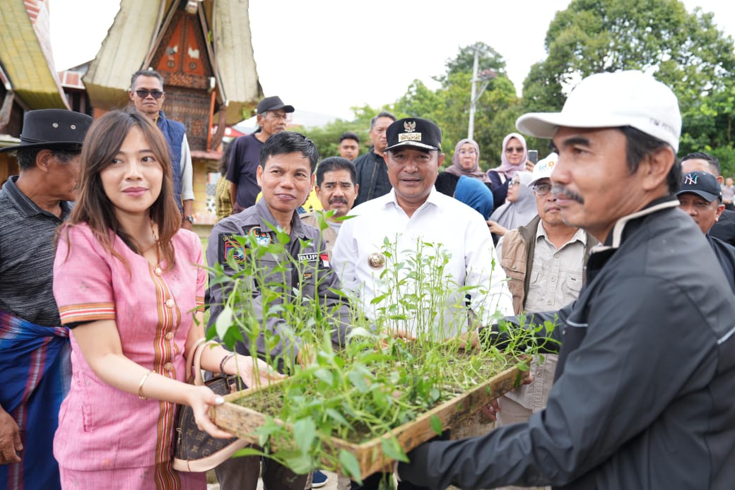 PJ Gubernur Sulbar, Bahtiar Baharuddin Saat Menyerahkan Bantuan Bibit Pohon Pada Warga Tabang