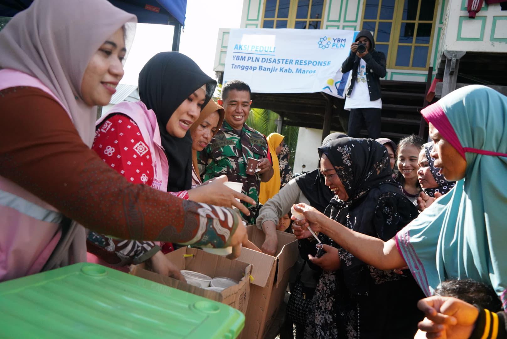 PLN Melalui Srikandi PLN Dengan Yayasan Baitul Maal Salurkan Bantuan Makanan Siap Saji Kepada Warga Terdampak Banjir di Kabupaten Maros