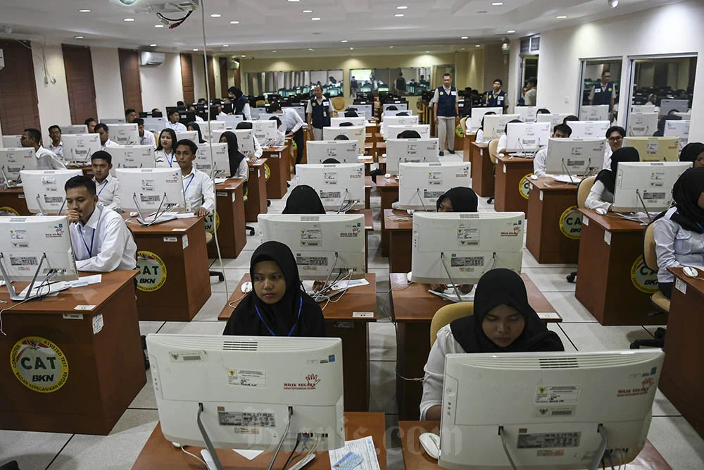 Peserta Mengikuti Seleksi Kompetensi Dasar (SKD) Berbasis Computer Assisted Test (CAT) Untuk Calon Pegawai Negeri Sipil (CPNS)
