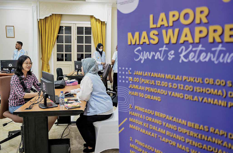 Petugas Melayani Laporan Warga Melalui Program Mas Wapres