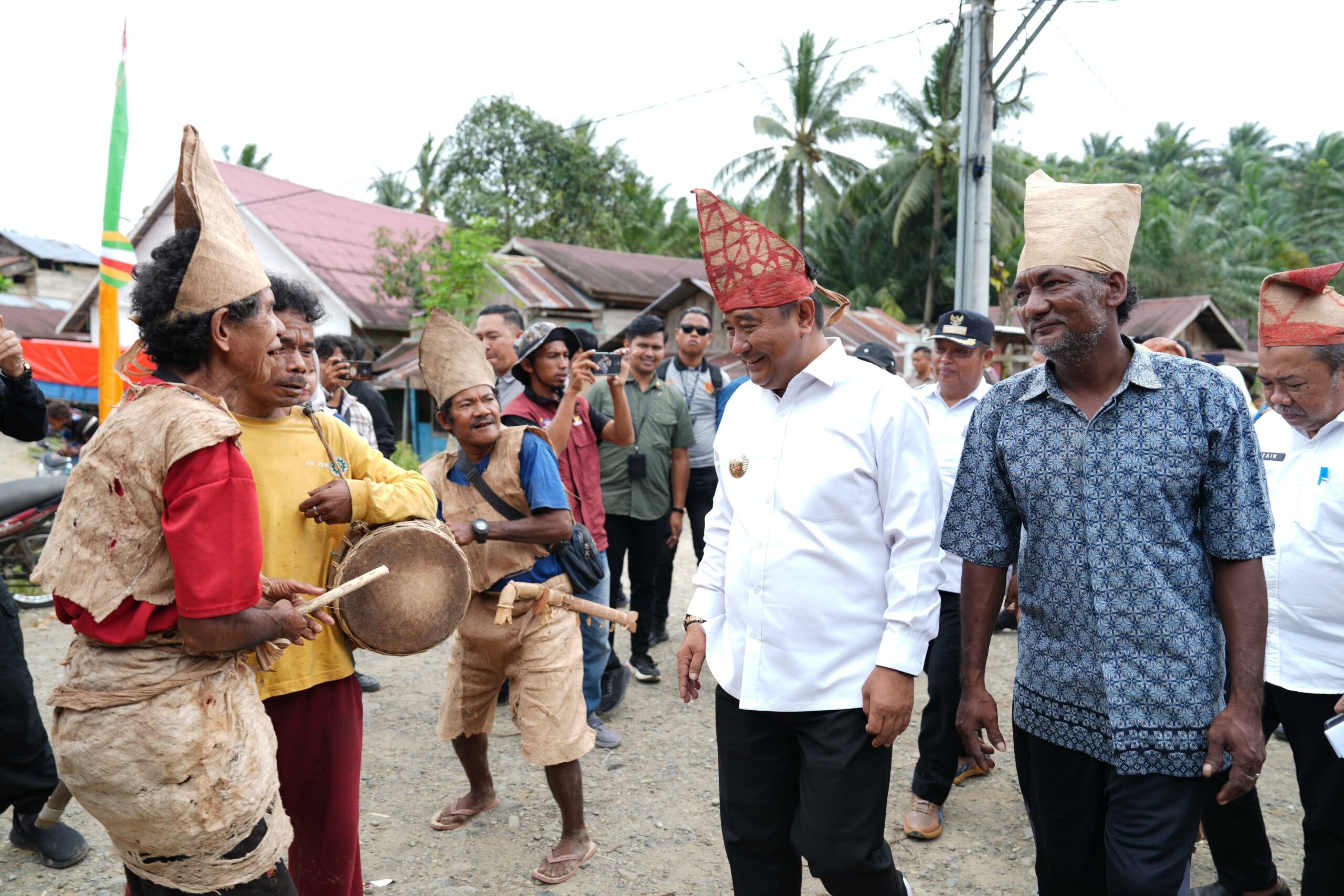Tarian Me'aju Sambut Kedatangan PJ Gubernur Sulbar Bahtiar Baharuddin di Kawasan Suku Bunggu