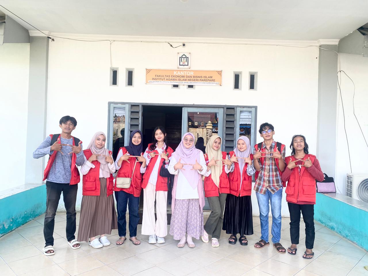 Mahasiswa KKN-T Unhas Susun Data UMKM untuk Sertifikasi Halal Mahasiswa KKN-T Unhas Susun Data UMKM untuk Sertifikasi Halal