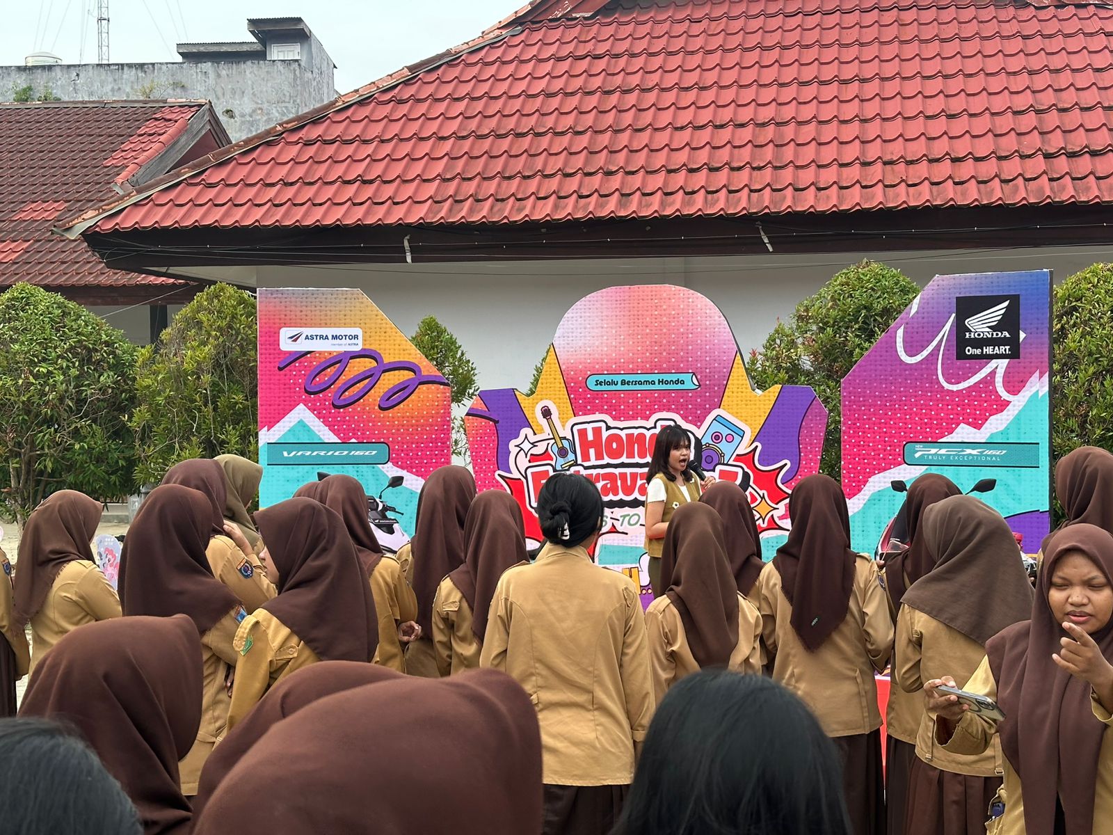 Keseruan ExtravagenZ oleh Asmo Sulsel Hadir di SMKN 1 Kendari
