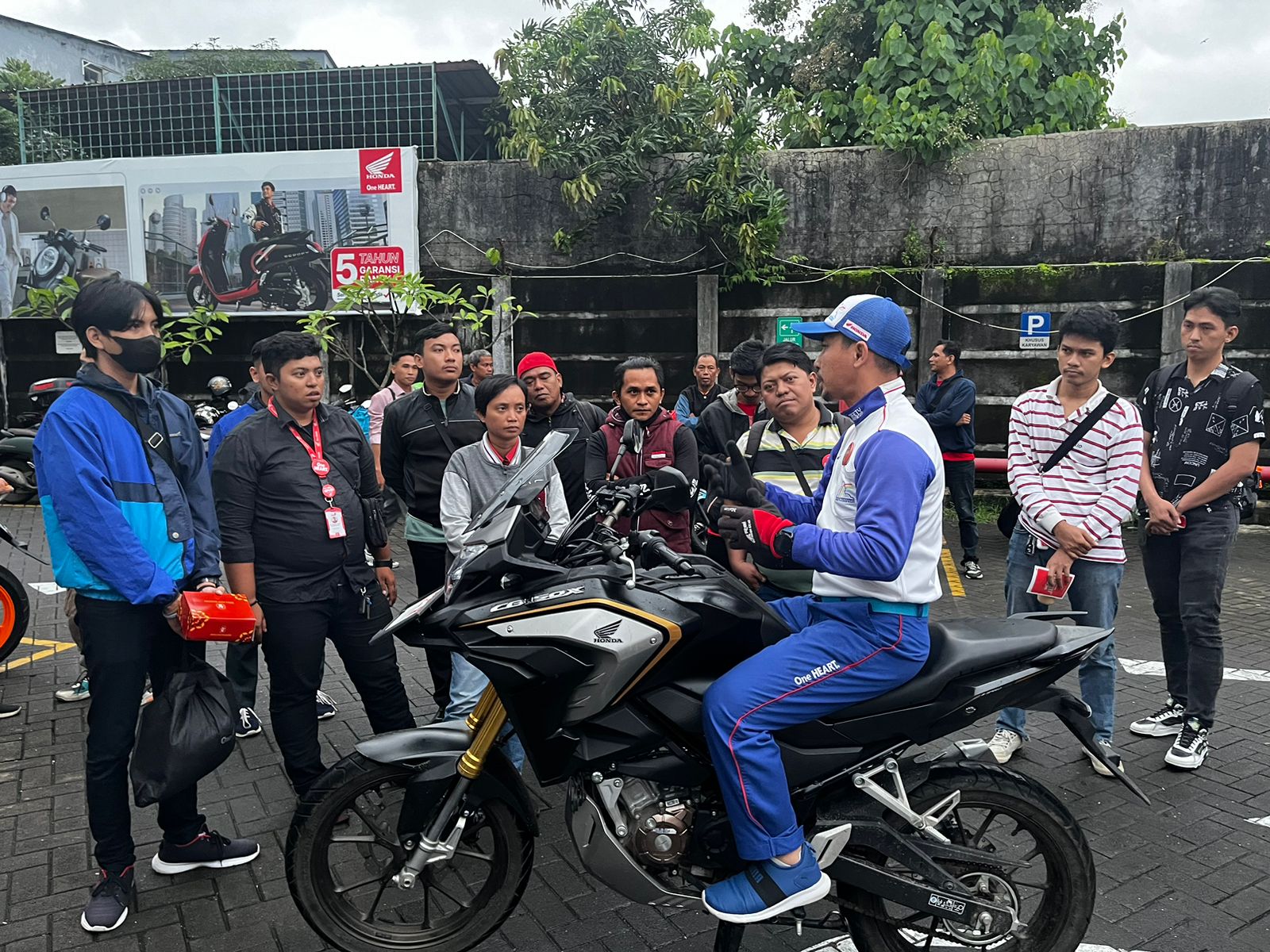 5 Tips Aman Bersepeda Motor dengan Pasangan di Hari Valentine
