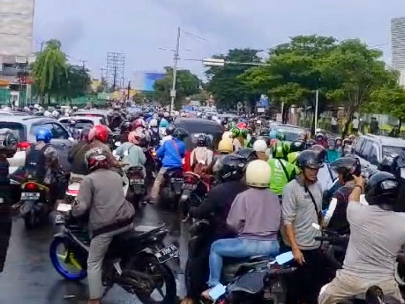 Banjir di Makassar, Pengendara Terjebak Kemacetan Berjam-jam hingga Kendaraan Mogok