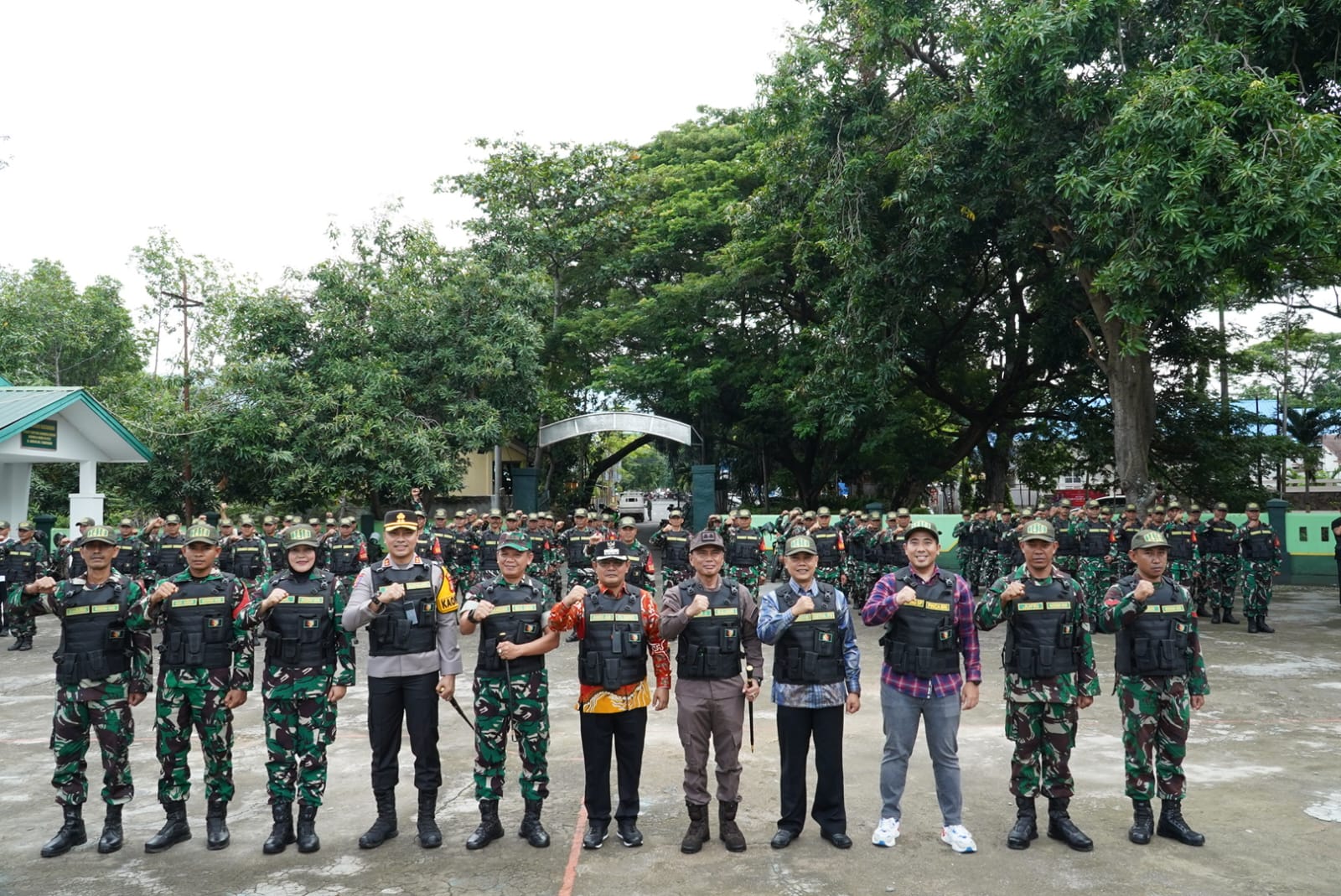 Pj Bupati Abubakar Serahkan Rompi dan Topi ke Kodim 1410 Bantaeng
