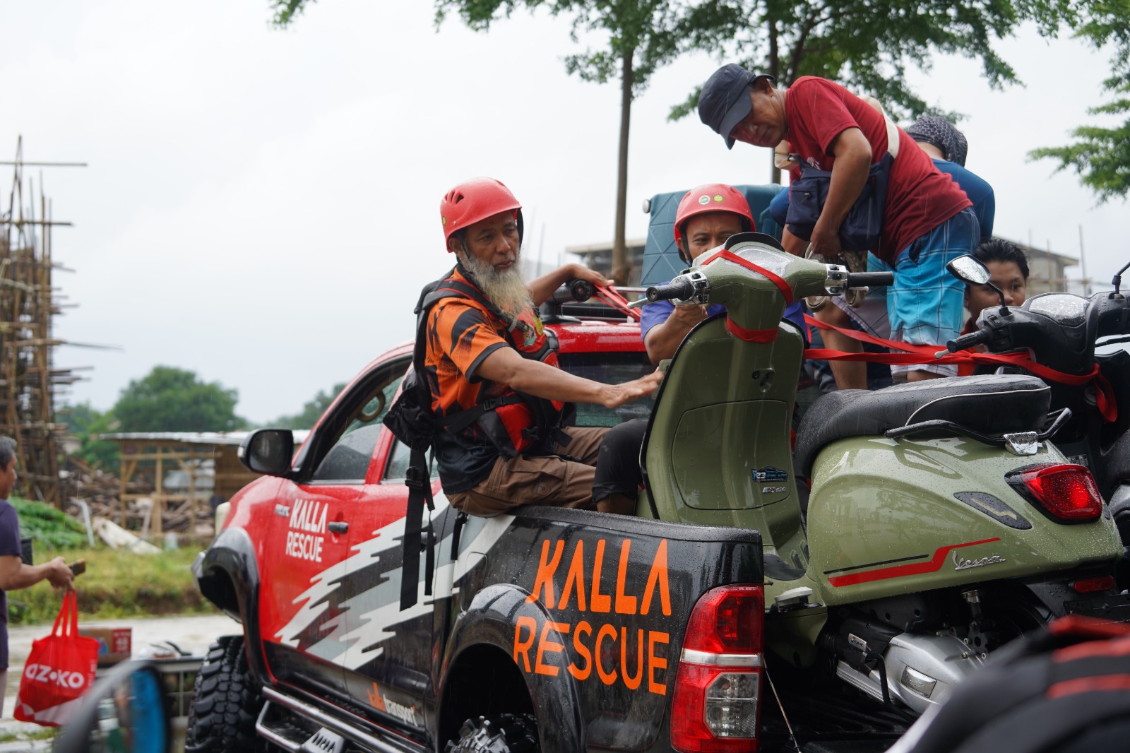 LAZ Hadji Kalla dan Kalla Rescue Tanggap Bencana Banjir di Makassar