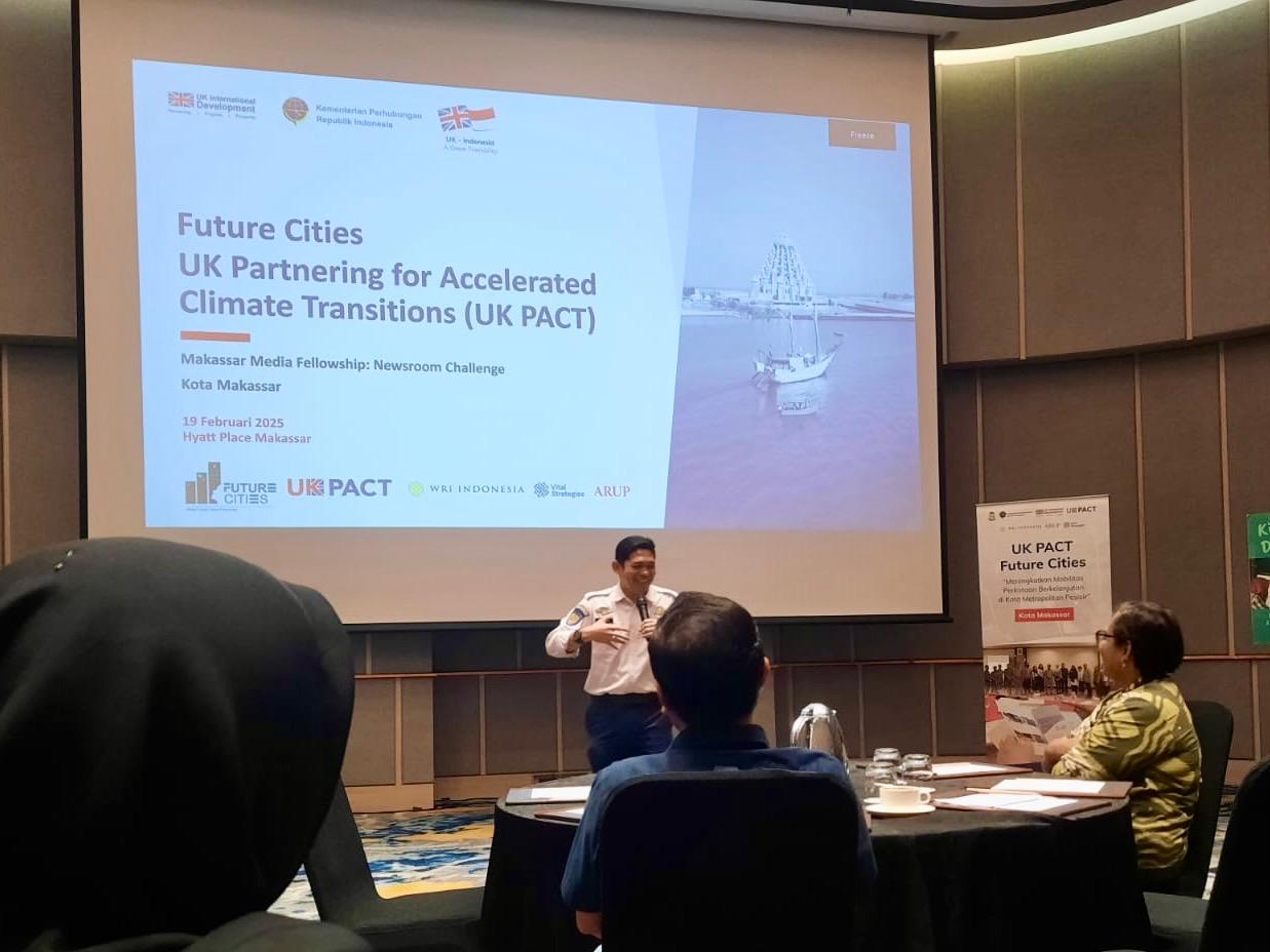 UK Pact dan WRI Indonesia Gelar News Room Challenge di Makassar, Dorong Mobilitas Berkelanjutan