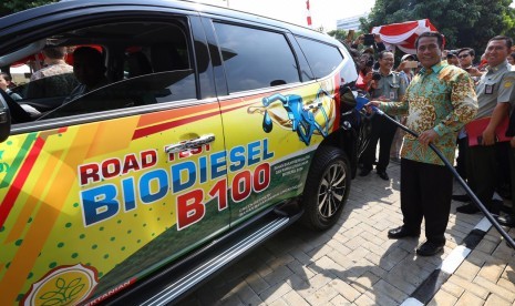 menteri pertanian amran sulaiman menguji coba bahan bakar b100 190509183830 593