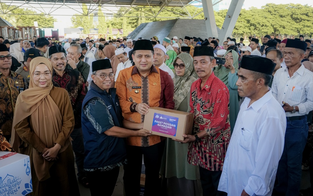 Bosowa Peduli Serahkan Ribuan Paket Lebaran untuk Pekerja Sosial