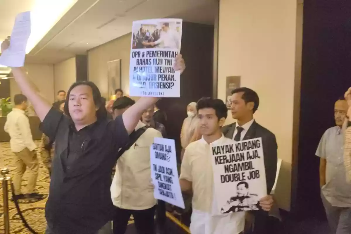 Koalisi Masyarakat Sipil Protes Revisi UU TNI di Hotel Fairmont