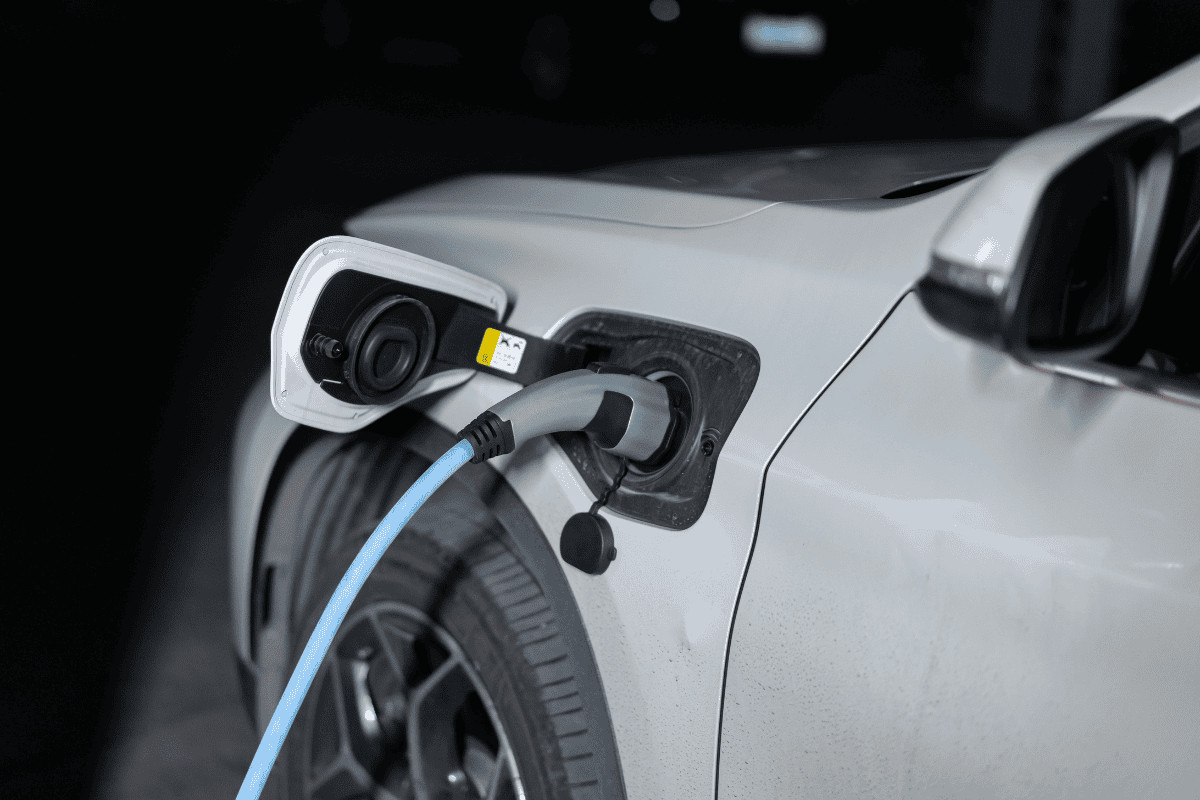 Charging Mobil Listrik