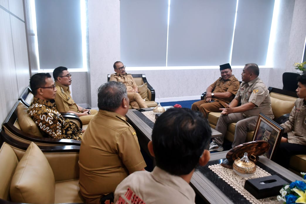 Gubernur Sulawesi Barat, Suhardi Duka, Menerima Kunjungan Dari Tim Sekretariat Pengusulan Demmatande Sebagai Calon Pahlawan Nasional