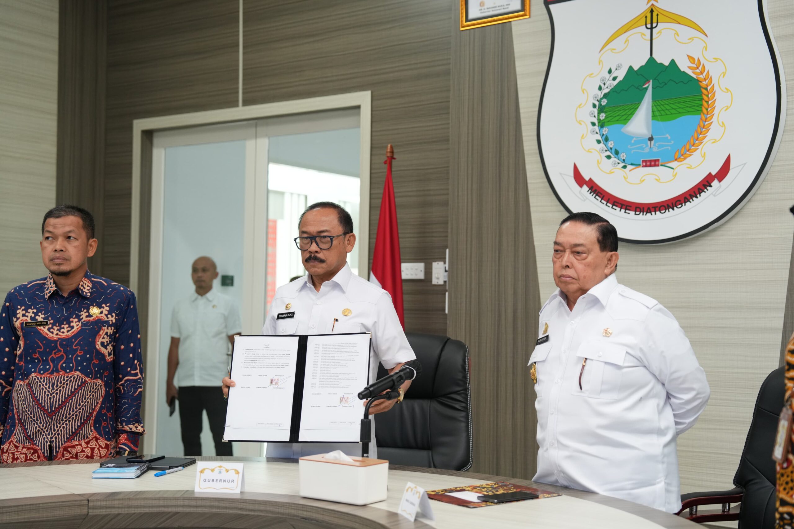 Gubernur Sulbar, Suhardi Duka Didampingi Wakil Gubernur, Salim S Mengga, Teken Perjanjian Kerja Sama (PKS) Optimalisasi Pemungutan Pajak Pusat dan Pajak Daerah (OP4D) Bersama Direktorat Jenderal Pajak dan Direktorat Jenderal Perimbangan Keuangan