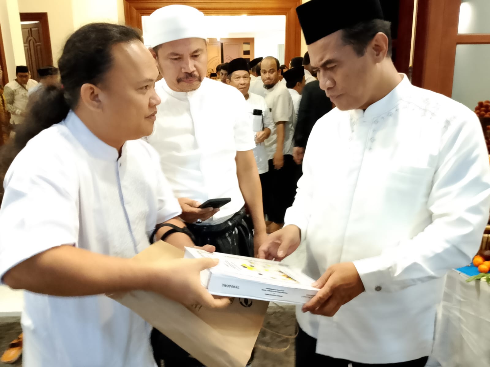 Sekretaris Gabungan Kelompok Tani (Gapoktan) Karya Makmur dan Koperasi Primer Pelangi Papua, Harlan ST Dg Rewa bersama Menteri Pertanian Amran Sulaiman. (Ist)