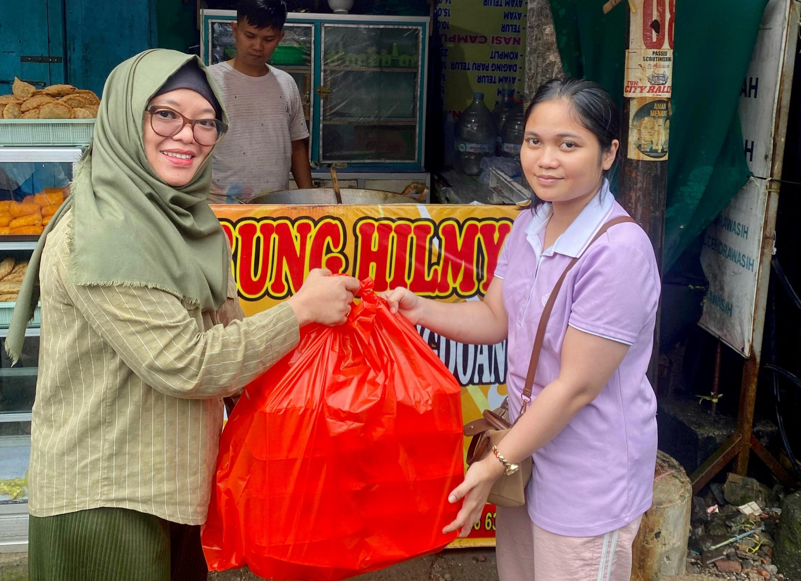 Jum'at Berbagi PT GMTD Bagikan 100 Paket Takjil di Makassar