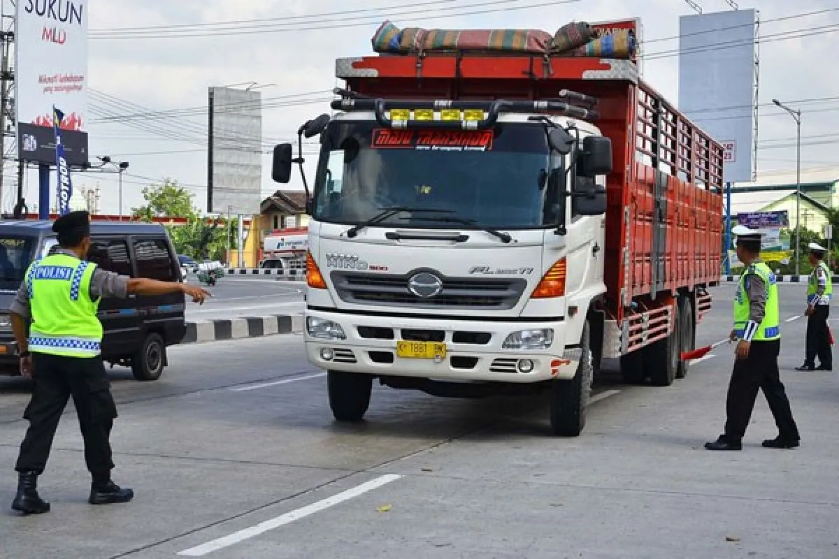 Ilustrasi Truk Melintasi Jalur Mudik