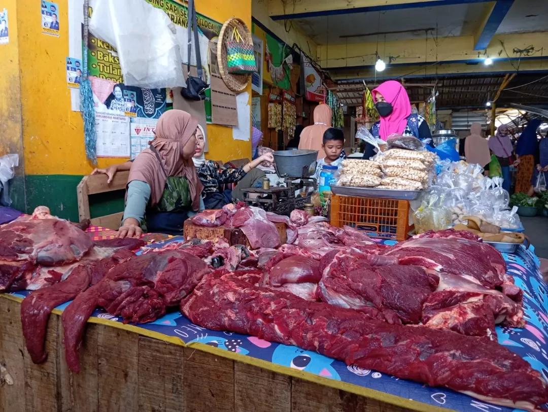 Jelang Idul Fitri, Pemkab Maros Intensifkan Pemeriksaan Daging di Pasar
