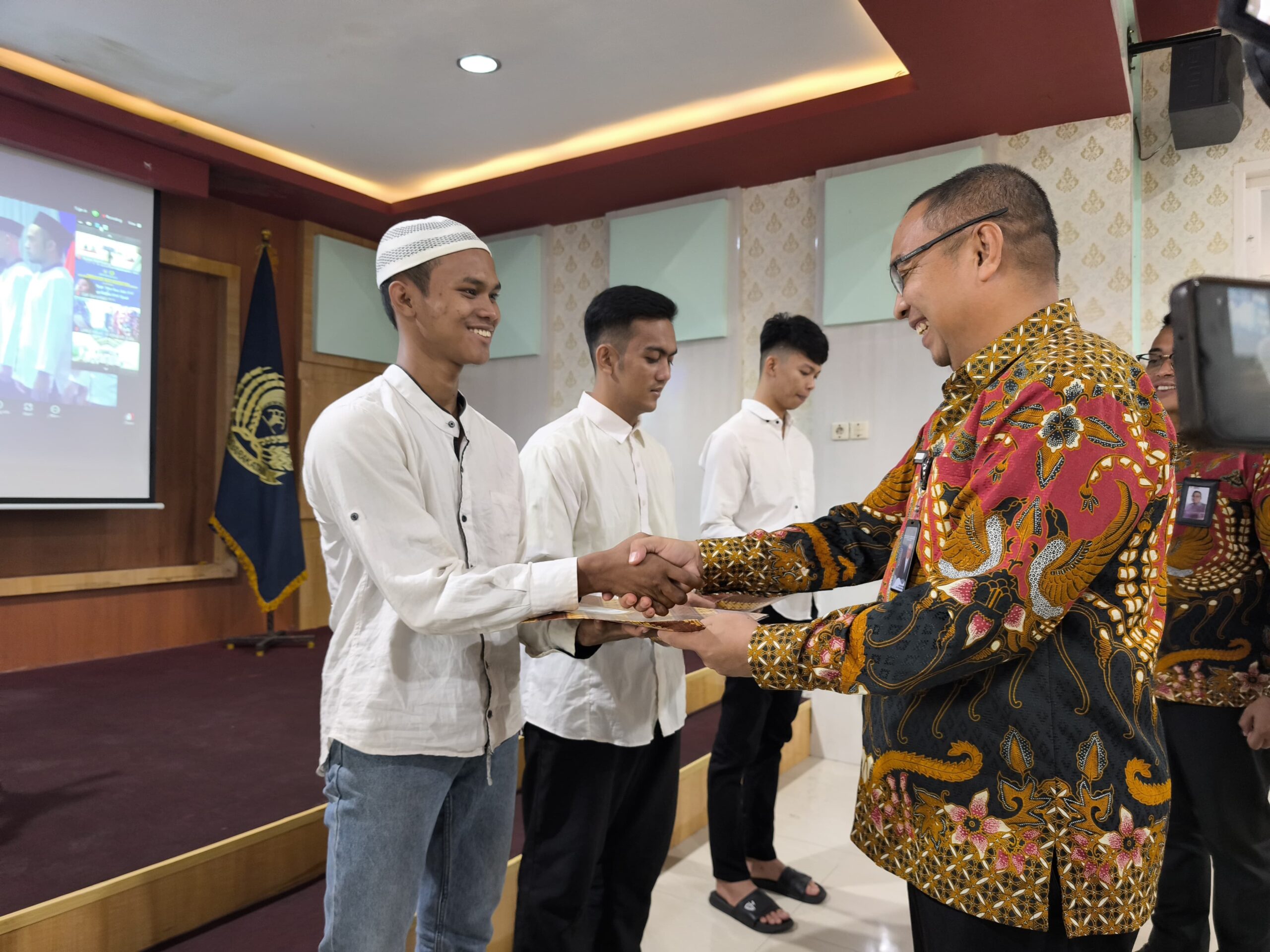 Kepala Rutan Kelas I Makassar Jayadikusumah, Serahkan Remisi Khusus Idul Fitri 1446 H Untuk Warga Binaan