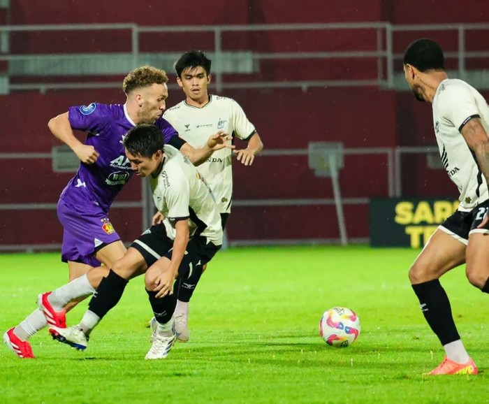 Laga PSM Makassar vs Persik Kediri