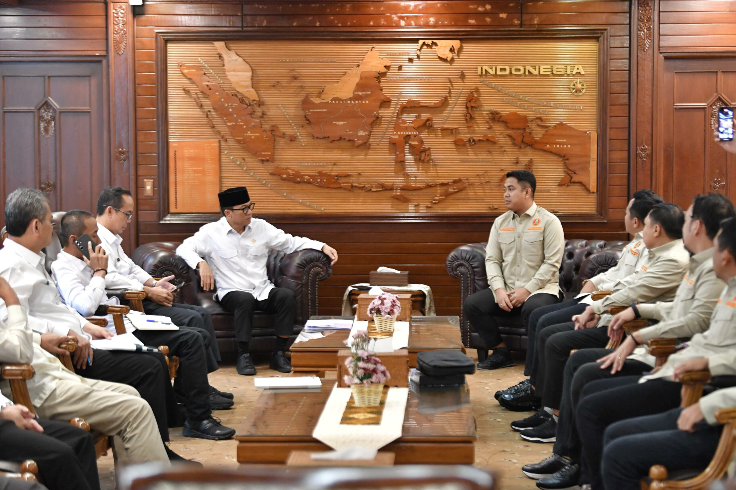 Menteri Desa dan Pembangunan Daerah Tertinggal (Mendes PDT), Yandri Susanto Saat Menerima Audiensi Ketua Umum PP Pemuda Muhammadiyah, Dzulfikar Ahmad Tawalla dan Jajarannya
