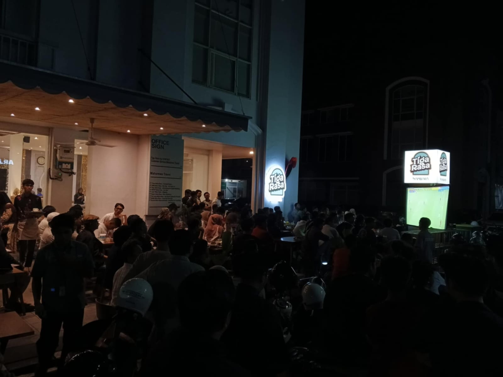 Cafe & Resto Tiga Rasa By ambara Jadi Pusat Nobar Seru Kualifikasi Piala Dunia 2026