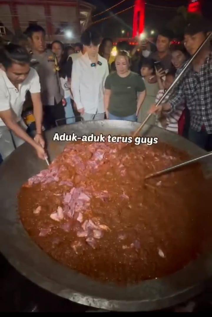 Willie Salim Masak Besar di Palembang : Daging Belum Matang Ludes Sekejap