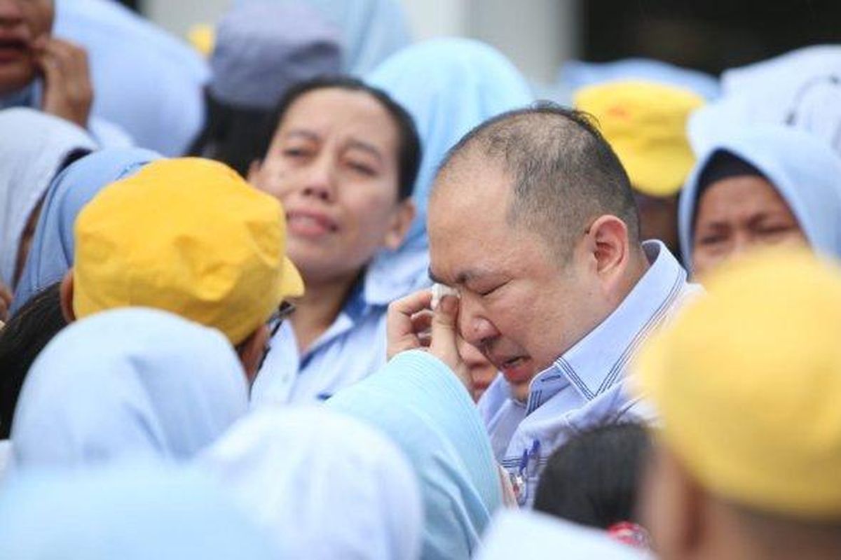Presiden Direktur Sritex HM Lukminto Bersama Para Karyawan Menangis Usai Sritex Bangkrut