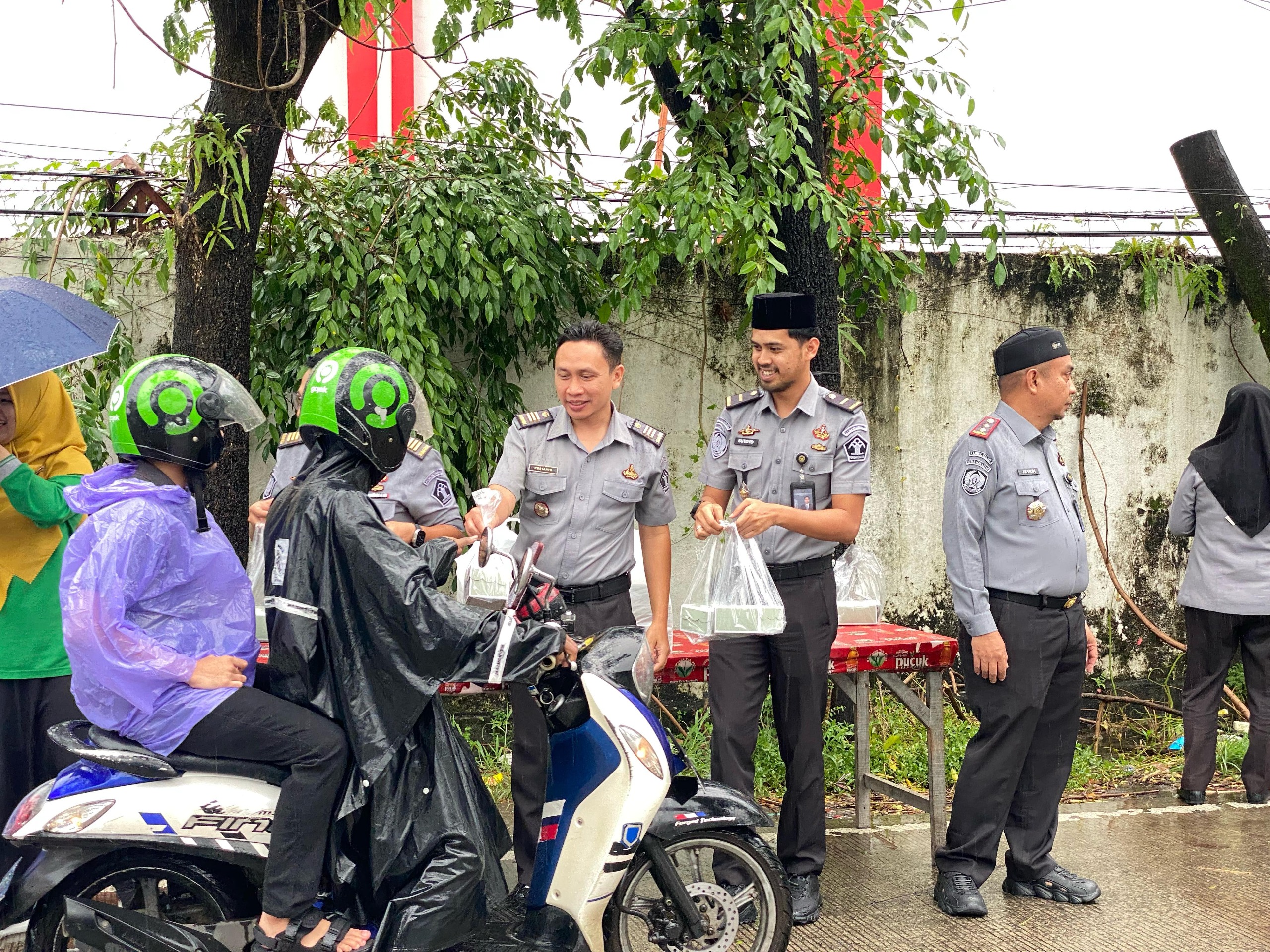 Rutan Makassar Bagikan Takjil untuk Pengendara di Tengah Hujan