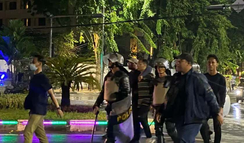 Salah Satu Demonstran Diamankan Oleh Aparat Kepolisian Saat Demo Tolak UU TNI di Surabaya