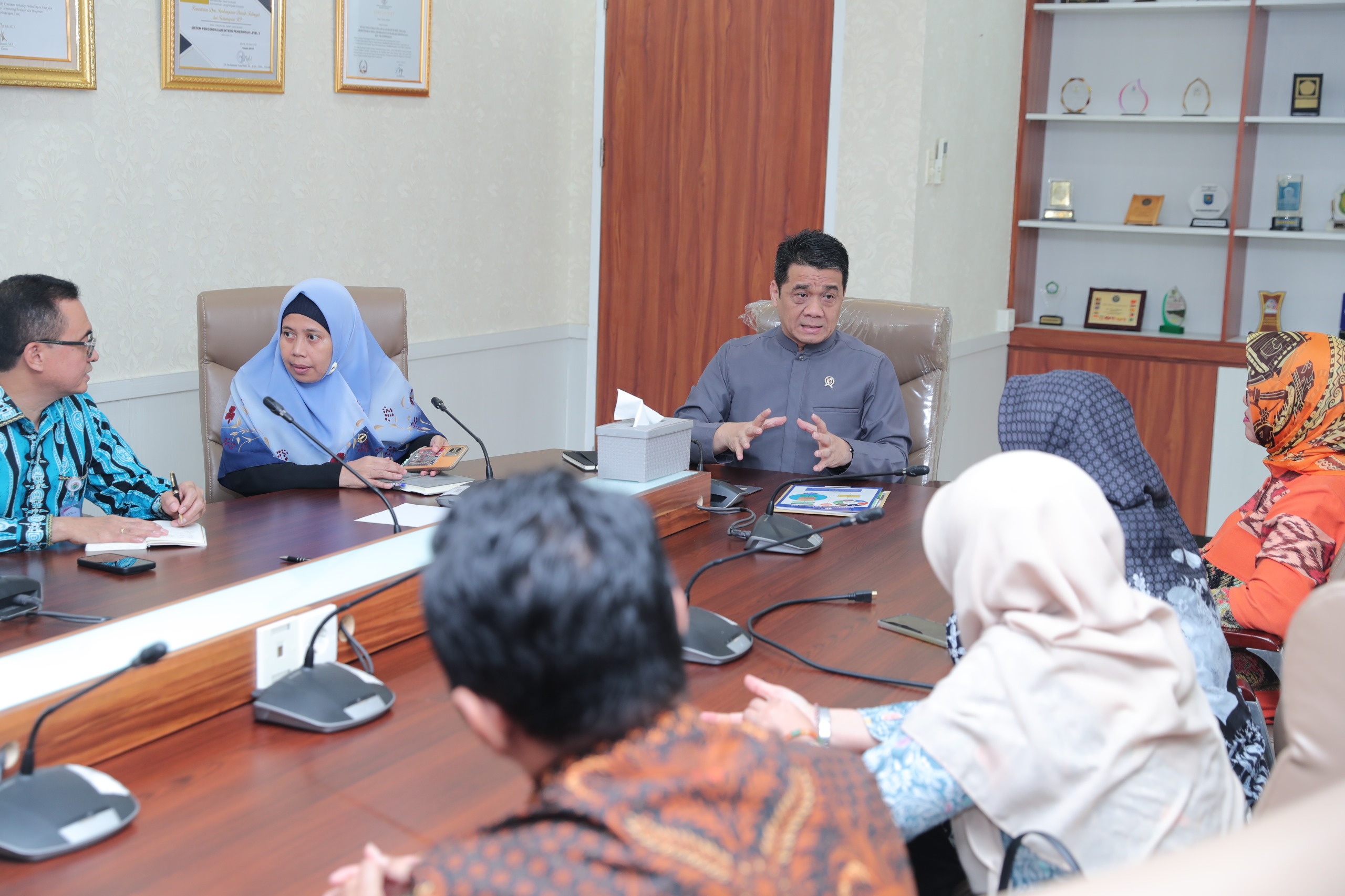 Wakil Menteri Desa dan Pembangunan Daerah Tertinggal (Wamendes PDT), Ahmad Riza Patria Saat Menerima Audiensi Tim Desa Inovasi yang Dipimpin Peneliti Senior BRIN, Siti Zuhro di Kantor Kemendes PDT