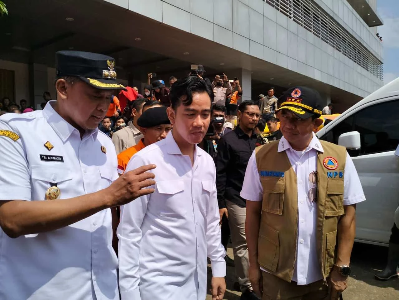 Wakil Presiden Gibran Rakabuming Didampingi Wali Kota Bekasi Tinjau Lokasi Banjir