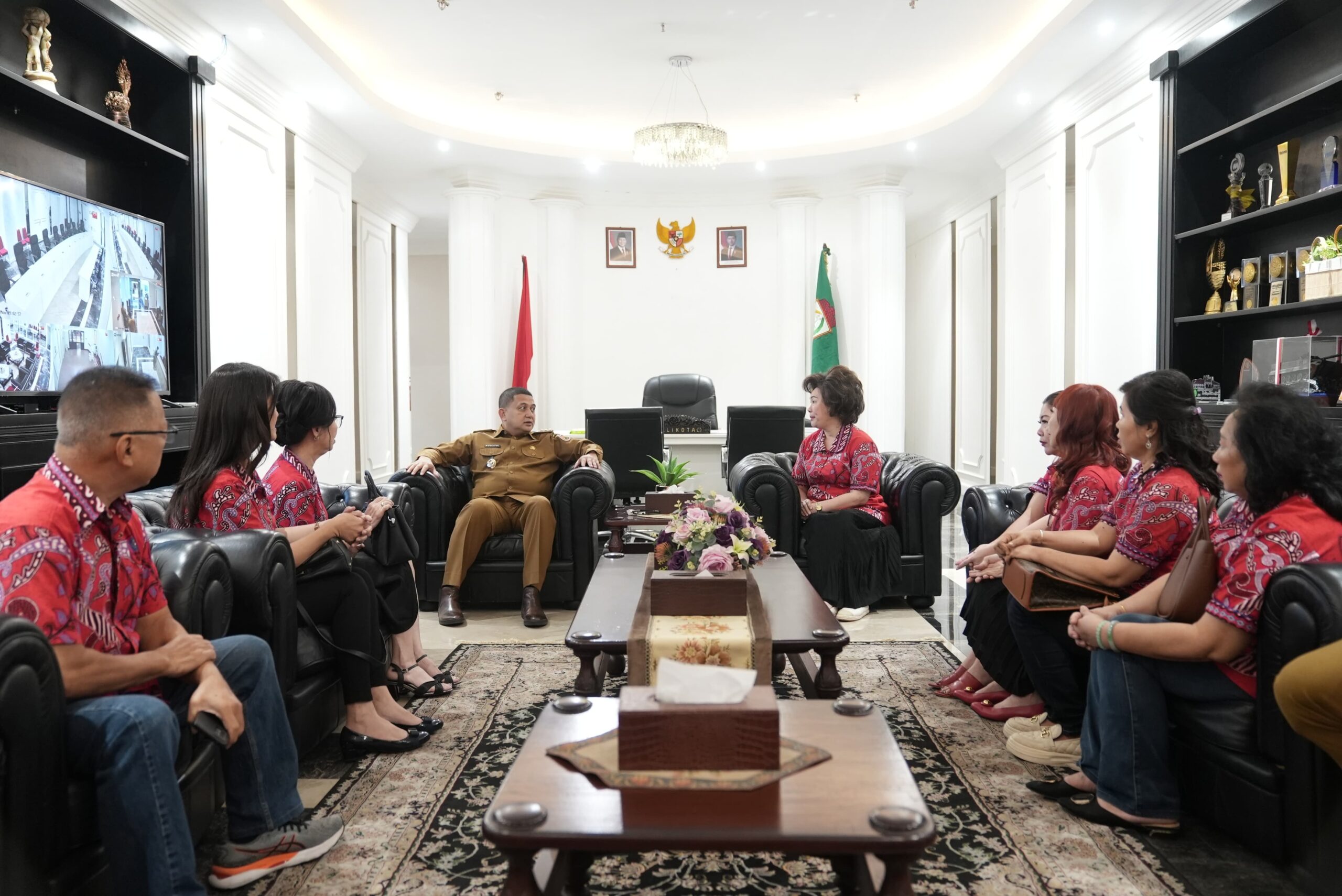Wali Kota Makassar, Munafri Arifuddin, Saat Menerima Kunjungan Silaturahmi Dari Paguyuban Sosial Marga Tionghoa Indonesia (PSMTI) Provinsi Sulawesi Selatan di Balai Kota Makassar