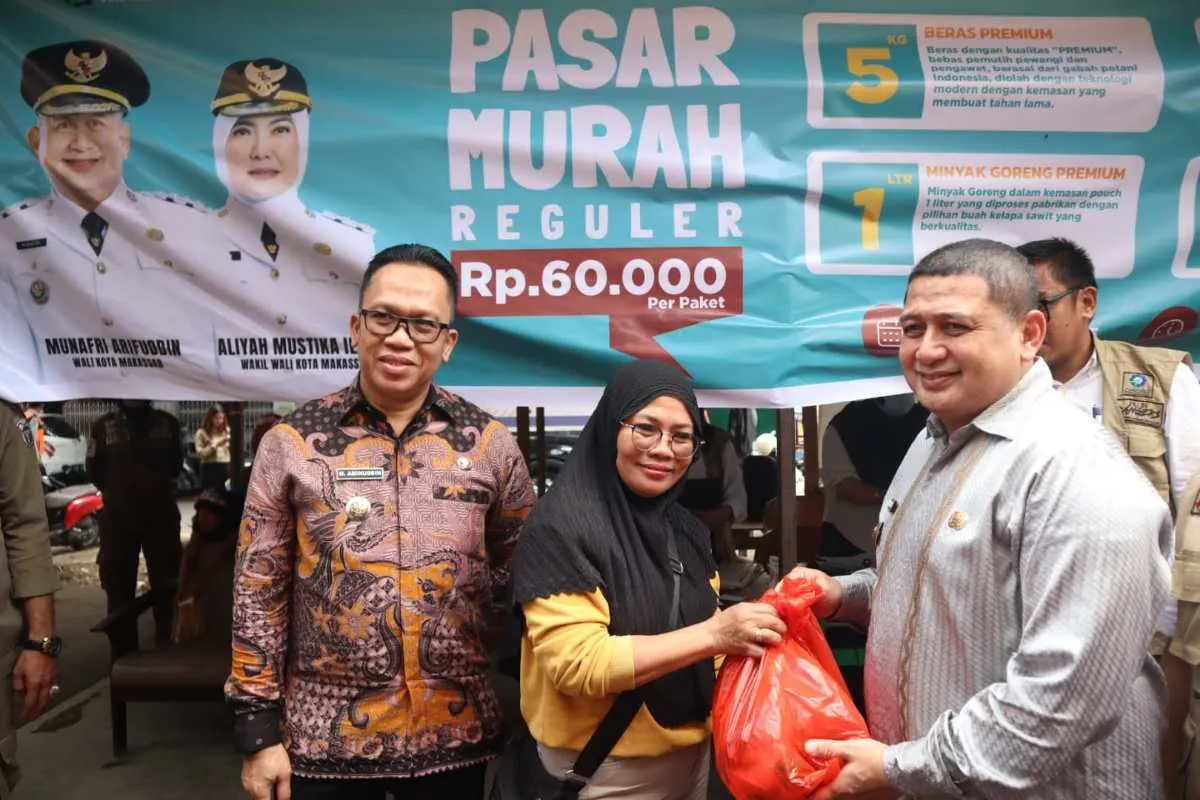 Wali Kota Makassar, Saat Serahkan Paket Kebutuhan Pokok Kepada Warga Dalam Kegiatan Pasar Murah Ramadhan